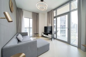 Appartement exclusif, balcon, vue sur la ville | Salle de séjour | Téléviseur connecté de 55 po avec télévision numérique