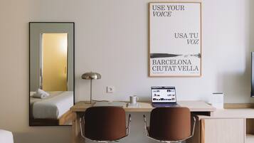 Bureau, espace de travail pour ordinateur portable, Wi-Fi gratuit