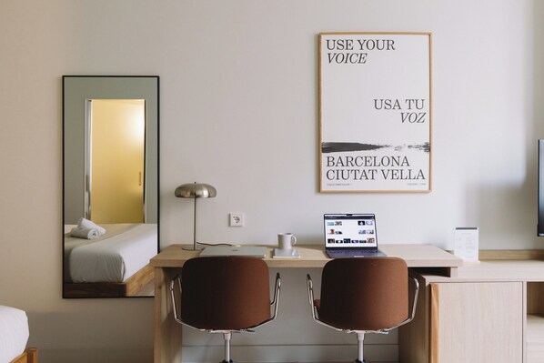 Comfort tweepersoonskamer, 1 kingsize bed | Een bureau, een laptopwerkplek, gratis wifi