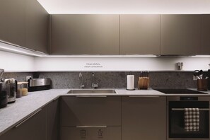Refrigerador em uma área comum, micro-ondas em uma área comum
