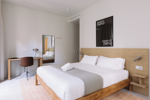 Chambre Double Confort, 1 très grand lit | Bureau, espace de travail pour ordinateur portable, Wi-Fi gratuit