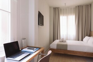 Classic Room | Desk, laptop workspace, free WiFi