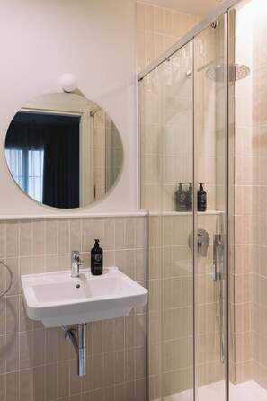 Classic Room | Bathroom | Shower, hair dryer, towels, soap