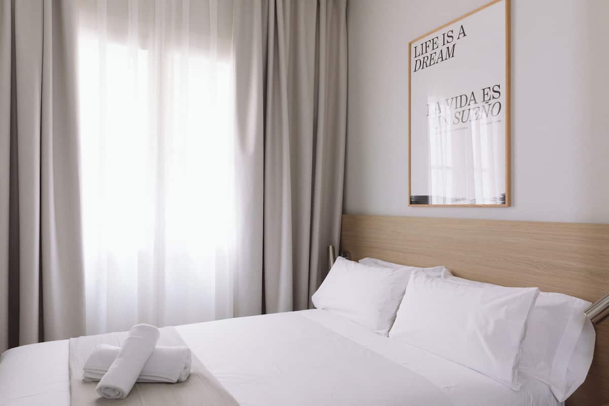 Classic Room | Desk, laptop workspace, WiFi (free)