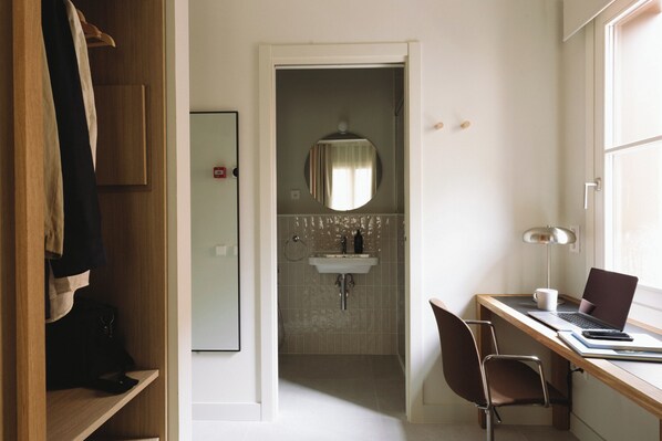 Classic Room | Desk, laptop workspace, free WiFi