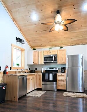 Jääkaappi, mikroaaltouuni, uuni, liesi