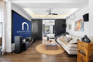 5 bedrooms, in-room safe, desk, iron/ironing board