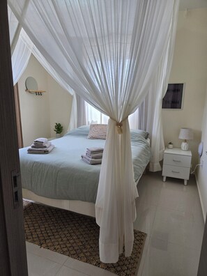 2 habitaciones, tabla de planchar con plancha, wifi y ropa de cama 