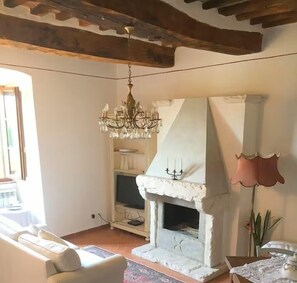 Smart-TV, Kamin, Bücher