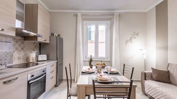 Réfrigérateur, un four, surface de cuisson, lave-vaisselle