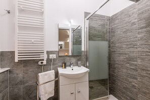 Douche, sèche-cheveux, serviettes fournies