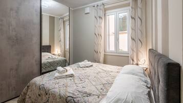 Tabla de planchar con plancha, wifi, ropa de cama