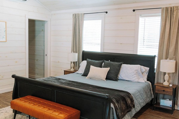 4 bedrooms, desk, WiFi, bed sheets