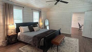 4 bedrooms, desk, WiFi, bed sheets