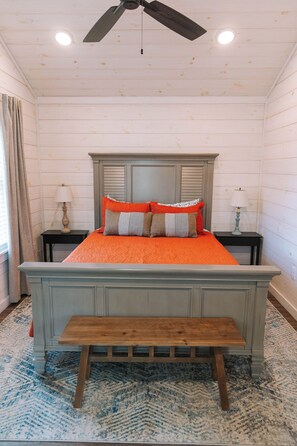 4 bedrooms, desk, WiFi, bed sheets