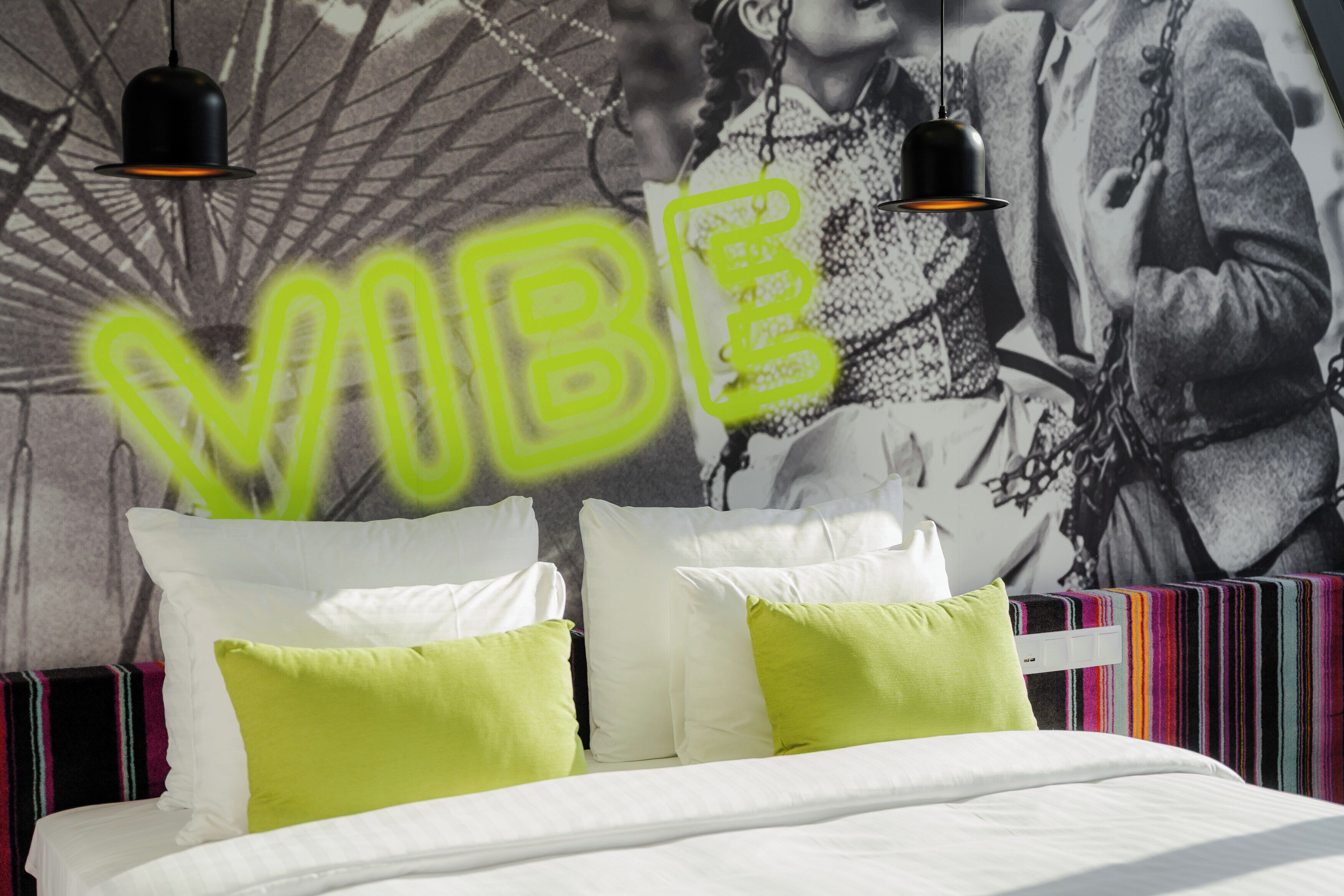 Värdeförvaringsskåp på rummet, skrivbord och arbetsyta för laptop