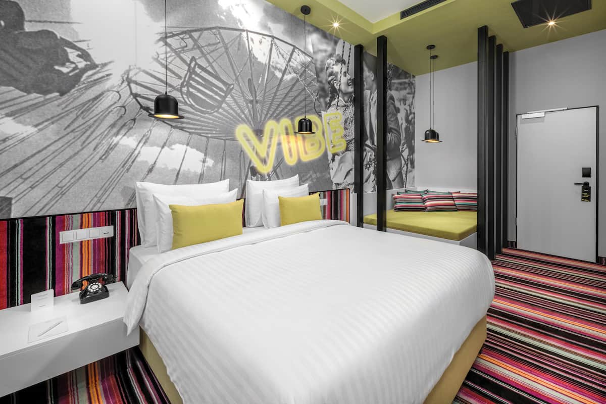 Funky King room | ตู้นิรภัยในห้องพัก, โต๊ะทำงาน, พื้นที่ทำงานแบบใช้แล็ปท็อป, ห้องเก็บเสียง