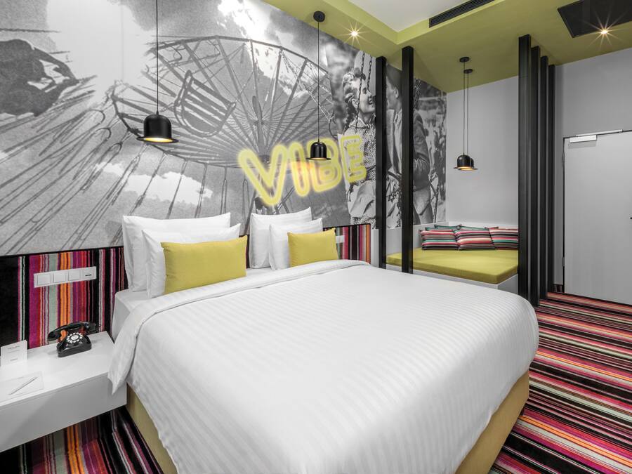 Funky King room | Caja fuerte, escritorio, espacio para trabajar con un portátil