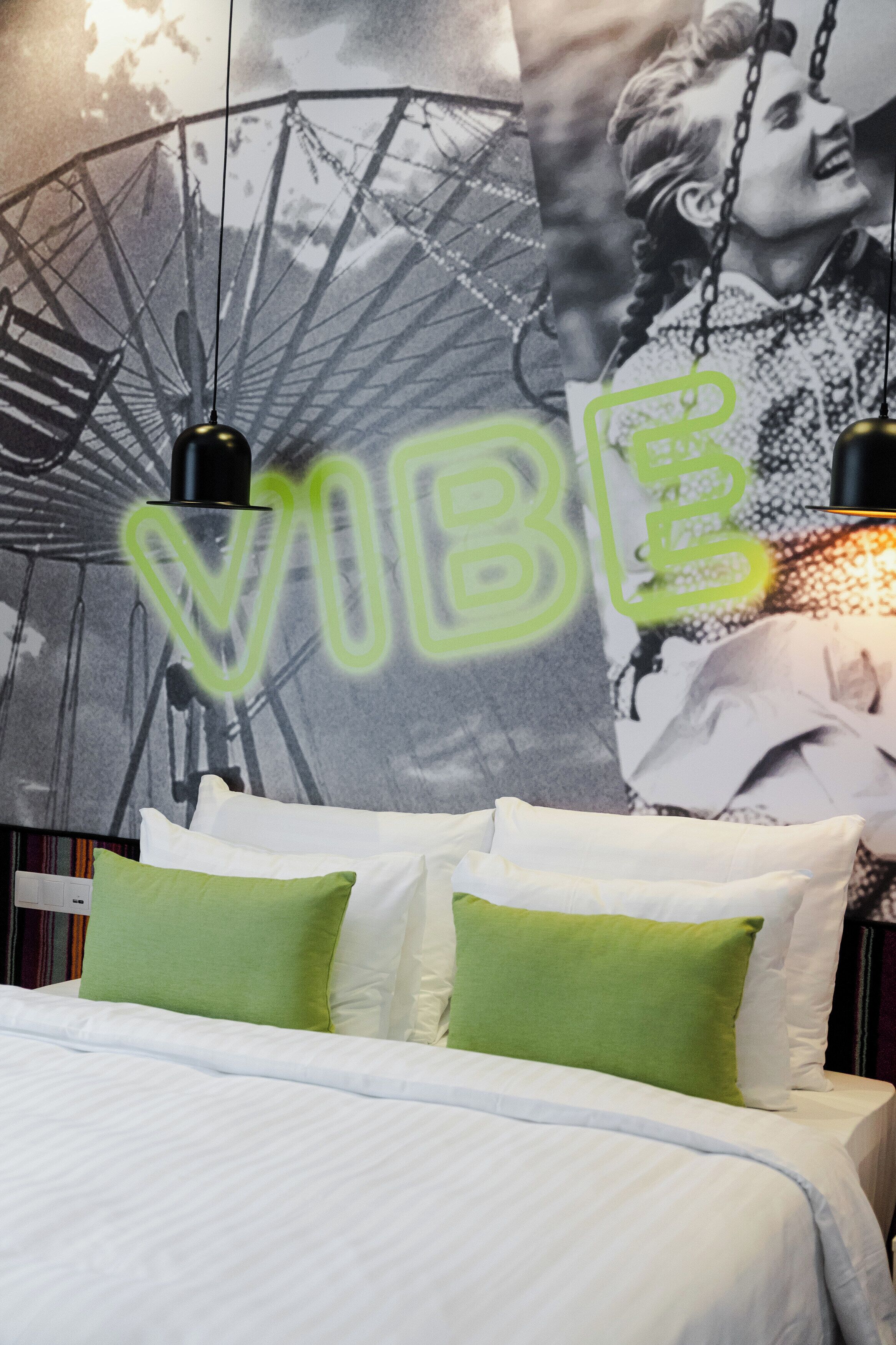 Vibe room | Värdeförvaringsskåp på rummet, skrivbord och arbetsyta för laptop