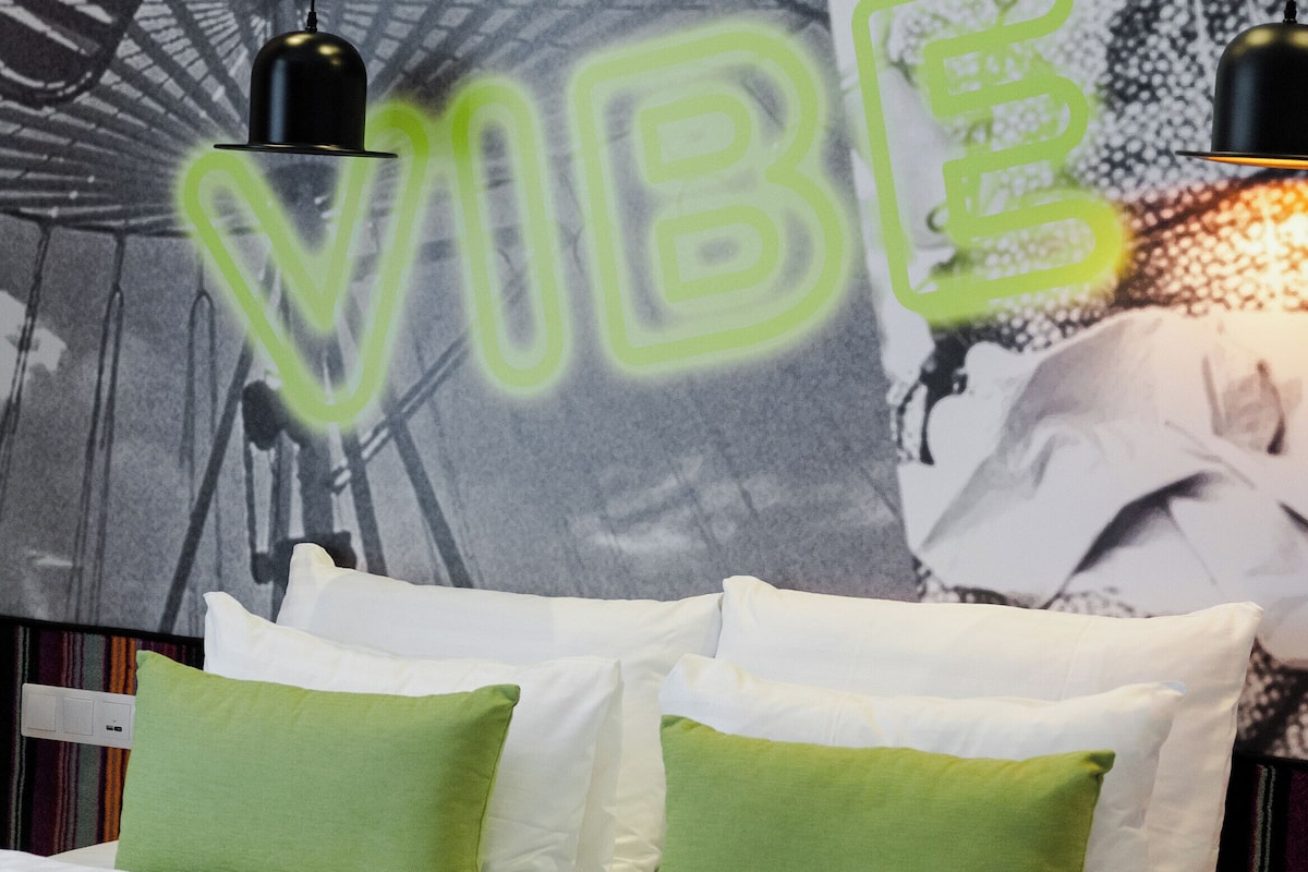 Vibe room | Värdeförvaringsskåp på rummet, skrivbord och arbetsyta för laptop