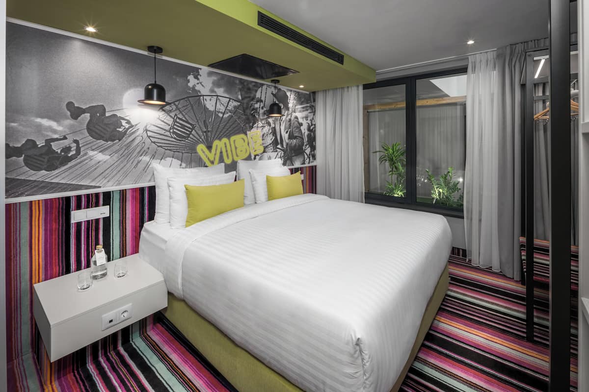 Ultra Vibe Suite | ตู้นิรภัยในห้องพัก, โต๊ะทำงาน, พื้นที่ทำงานแบบใช้แล็ปท็อป, ห้องเก็บเสียง