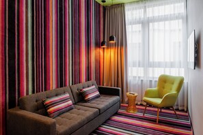 Ultra Vibe Suite | Värdeförvaringsskåp på rummet, skrivbord och arbetsyta för laptop