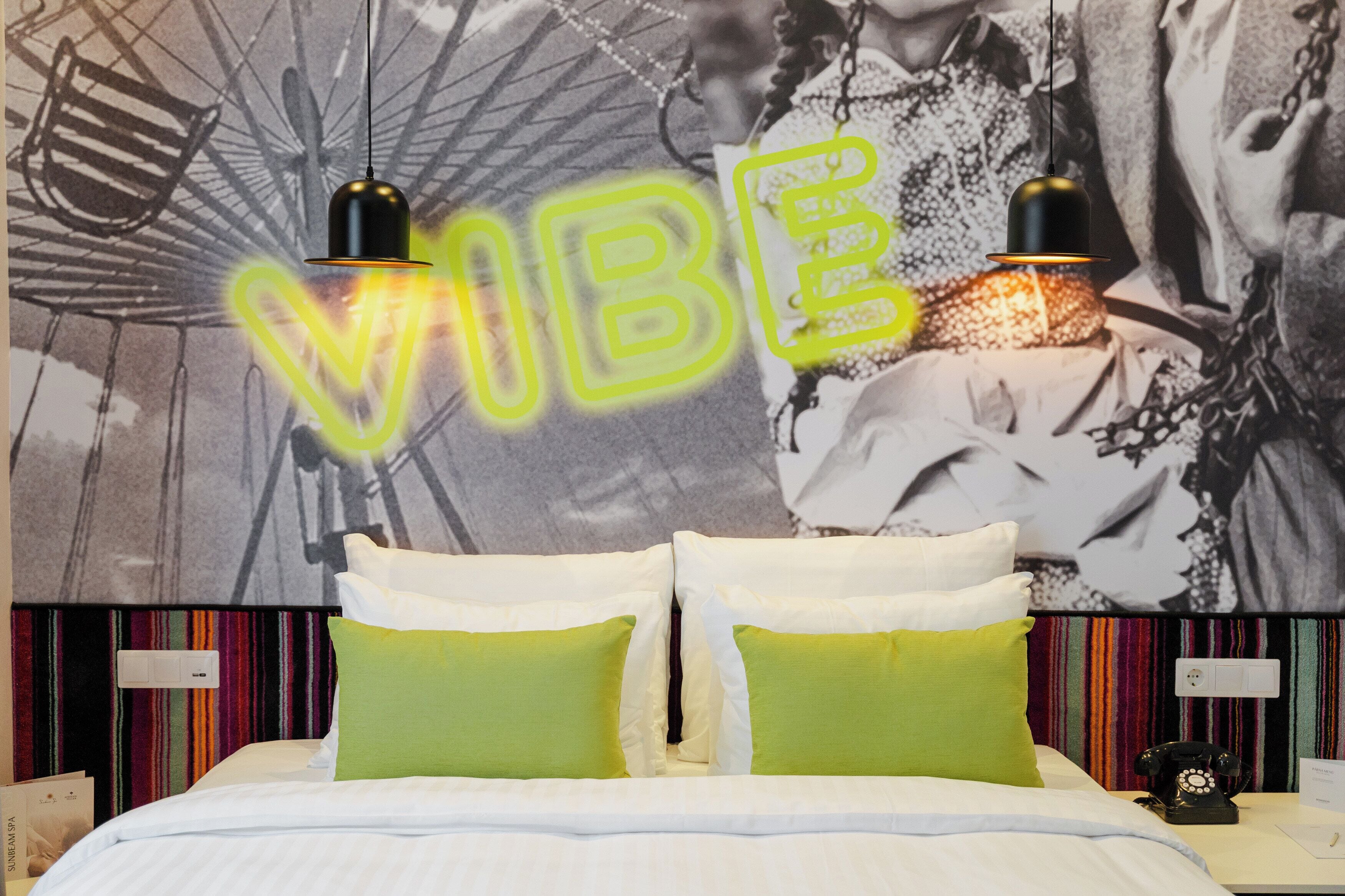 Värdeförvaringsskåp på rummet, skrivbord och arbetsyta för laptop