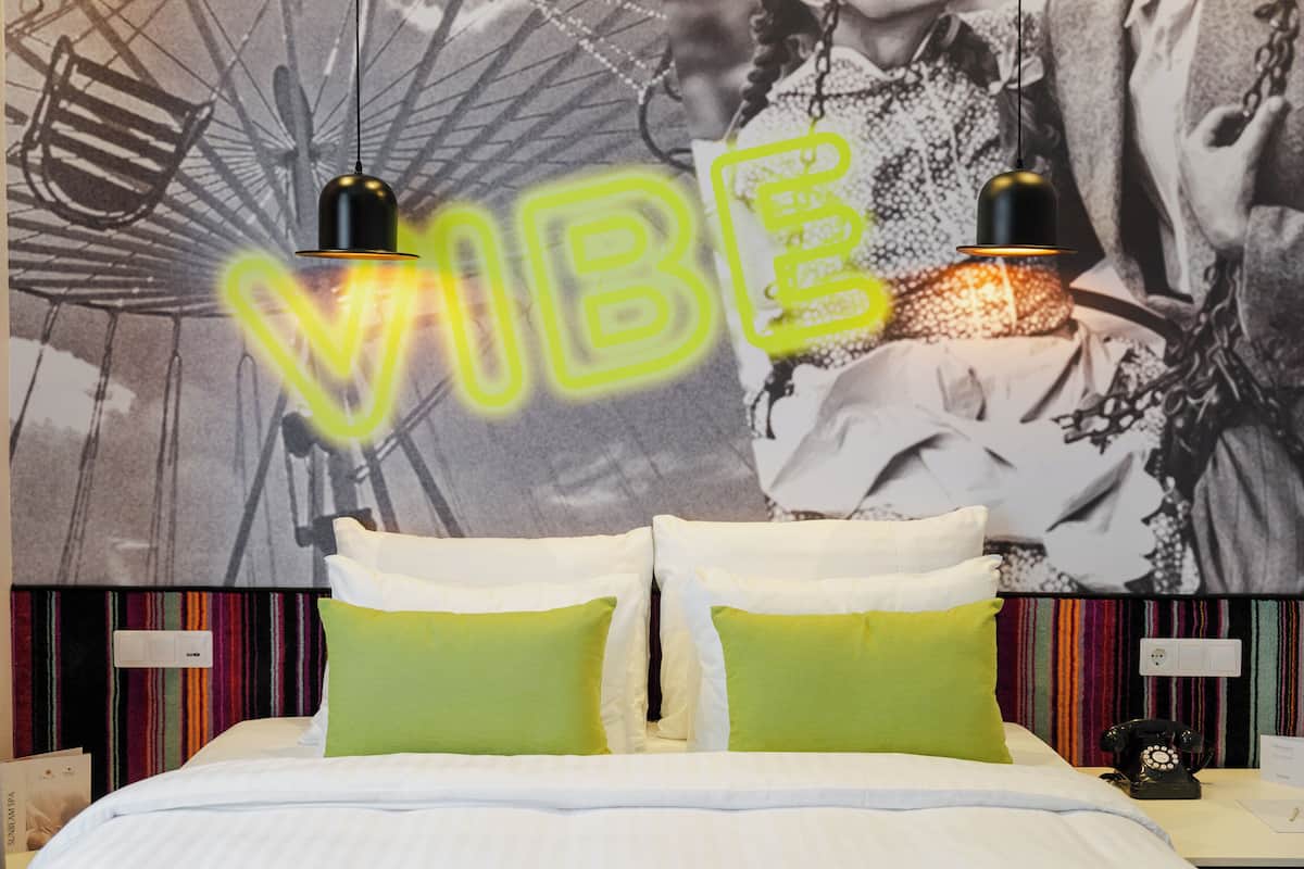 Värdeförvaringsskåp på rummet, skrivbord och arbetsyta för laptop