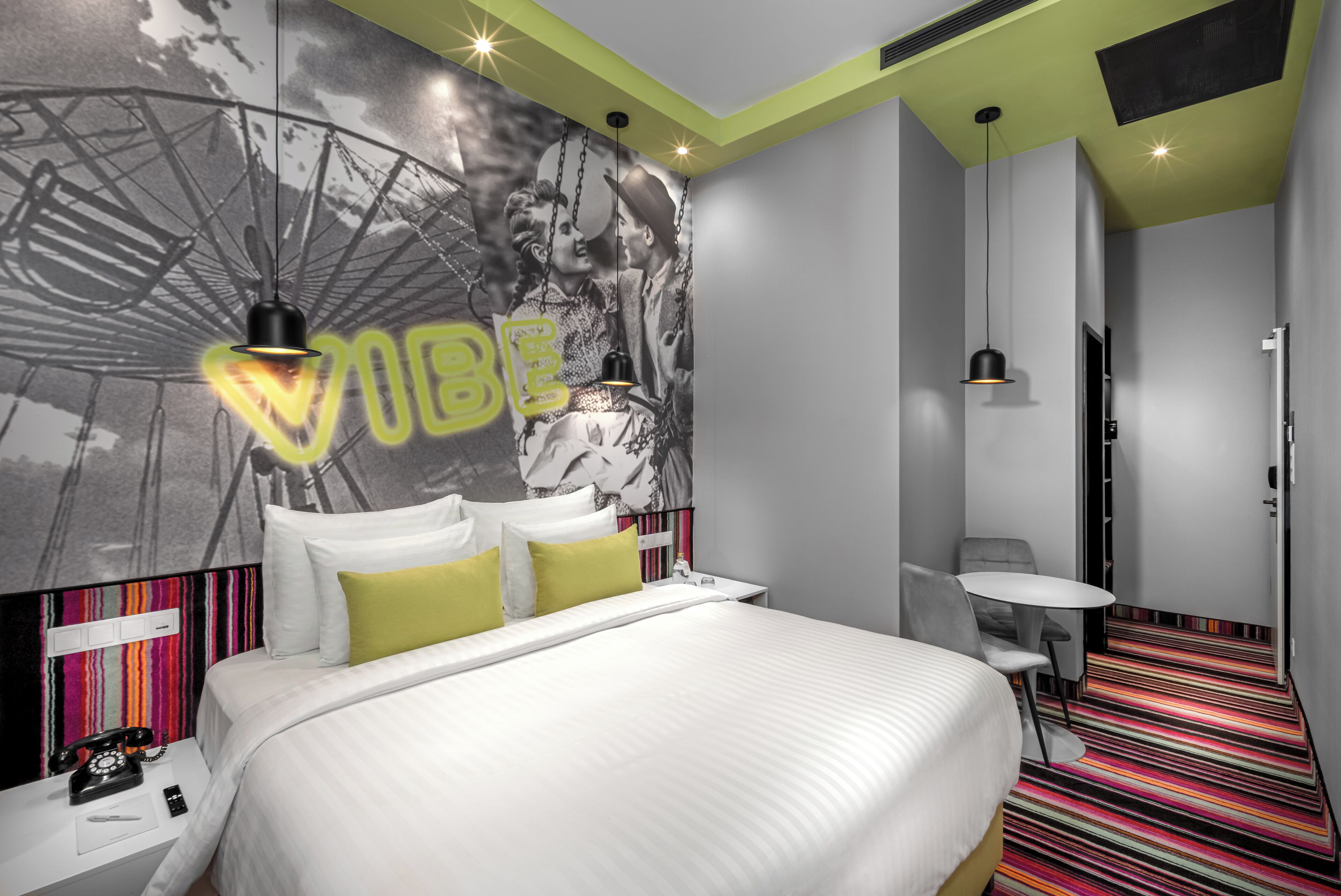 خزنة داخل الغرفة ومكتب ومساحة عمل للكمبيوتر المحمول وتجهيزات عازلة للصوت