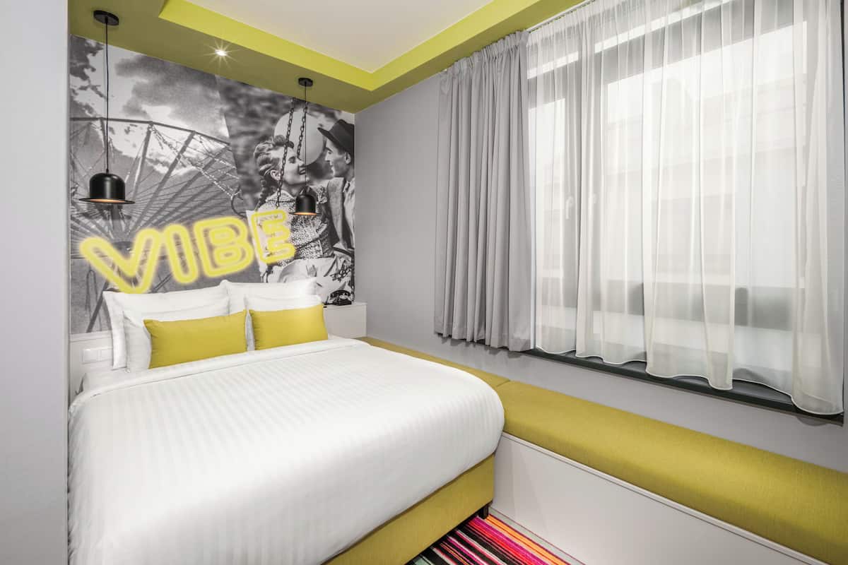 Cozy room | ตู้นิรภัยในห้องพัก, โต๊ะทำงาน, พื้นที่ทำงานแบบใช้แล็ปท็อป, ห้องเก็บเสียง