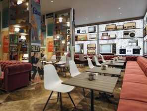 Desayuno buffet todos los días (EUR 20 por persona) 