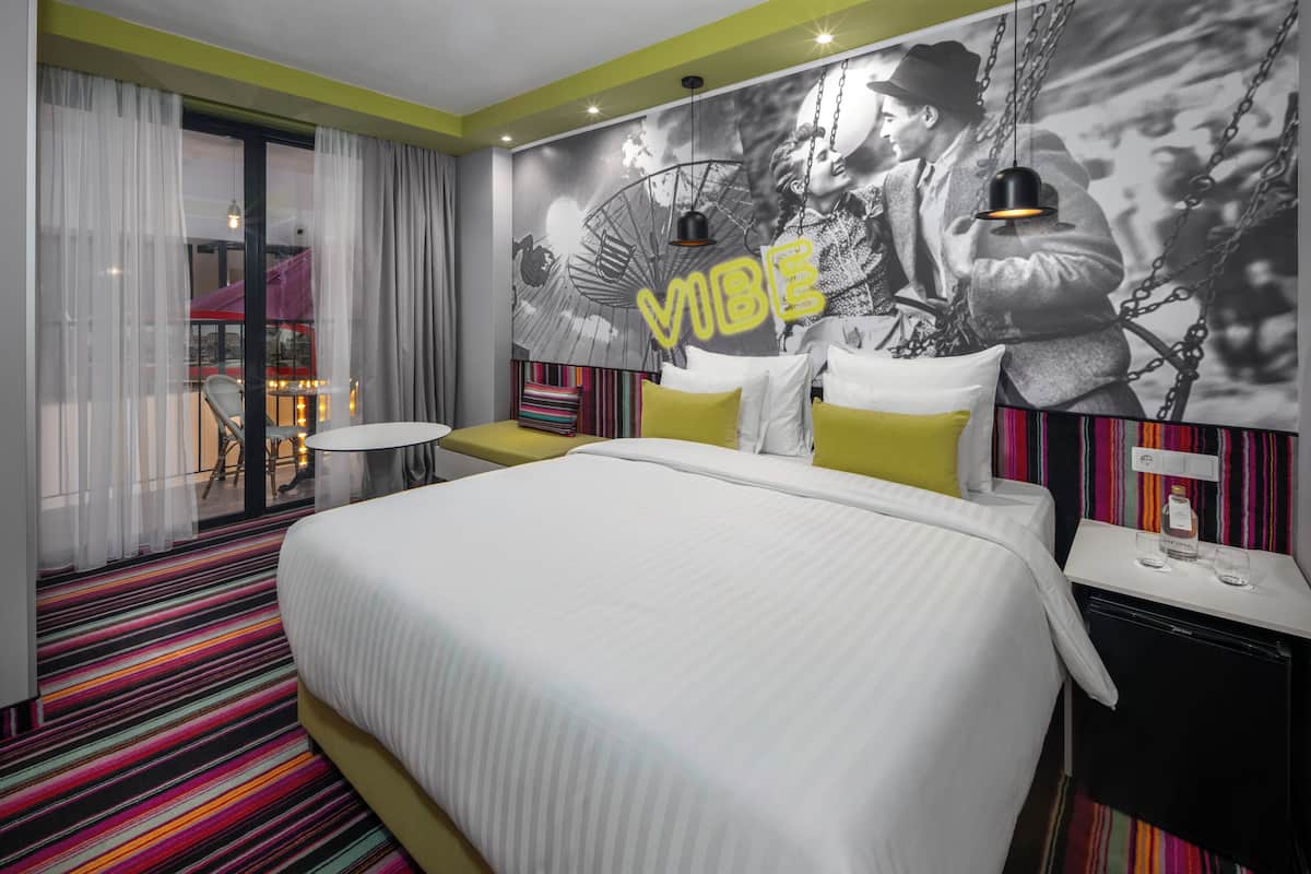 Vibe room | ตู้นิรภัยในห้องพัก, โต๊ะทำงาน, พื้นที่ทำงานแบบใช้แล็ปท็อป, ห้องเก็บเสียง