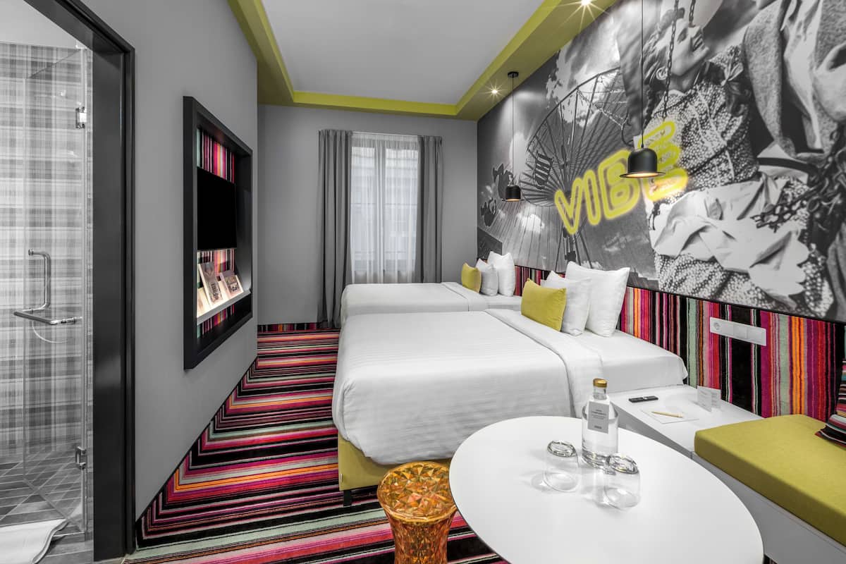 Funky Twin room | ตู้นิรภัยในห้องพัก, โต๊ะทำงาน, พื้นที่ทำงานแบบใช้แล็ปท็อป, ห้องเก็บเสียง