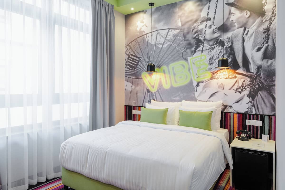 Groove room | Värdeförvaringsskåp på rummet, skrivbord och arbetsyta för laptop