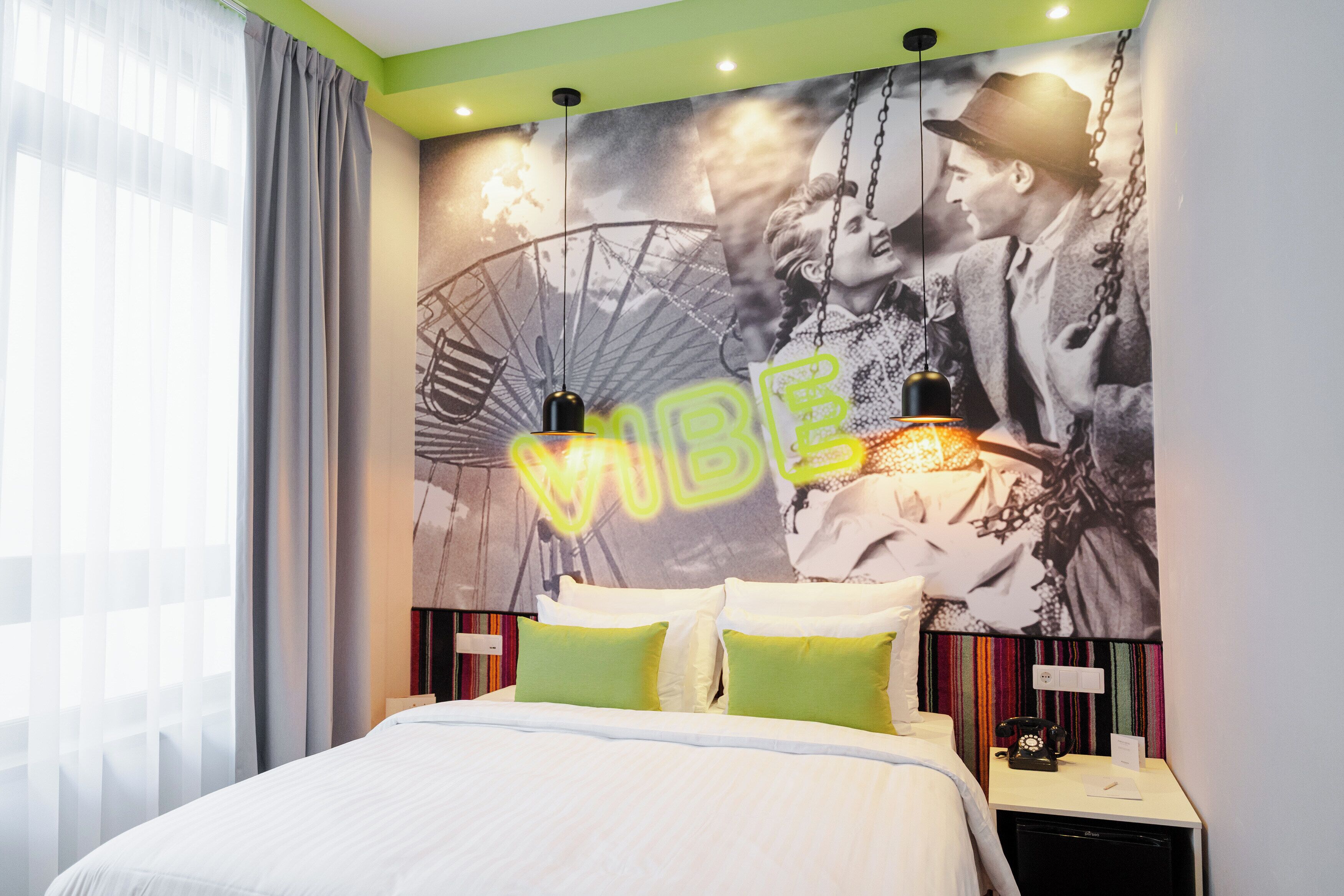 Ultra Vibe Suite | Värdeförvaringsskåp på rummet, skrivbord och arbetsyta för laptop