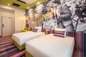 Funky Twin room | Värdeförvaringsskåp på rummet, skrivbord och arbetsyta för laptop