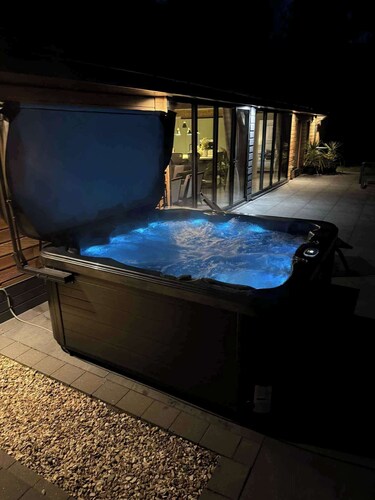 Cedar Barn Getaway, 3 Bed, Sleeps 6, Parking