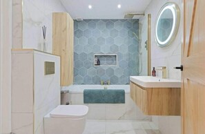 Duschwanne, Komfortbadewanne, Handtücher