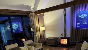 Ein modernes Wohnzimmer mit Sofas, einem Couchtisch und einem Kamin.