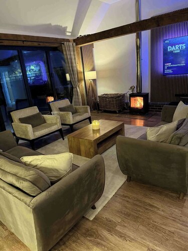 Cedar Barn Getaway, 3 Bed, Sleeps 6, Parking