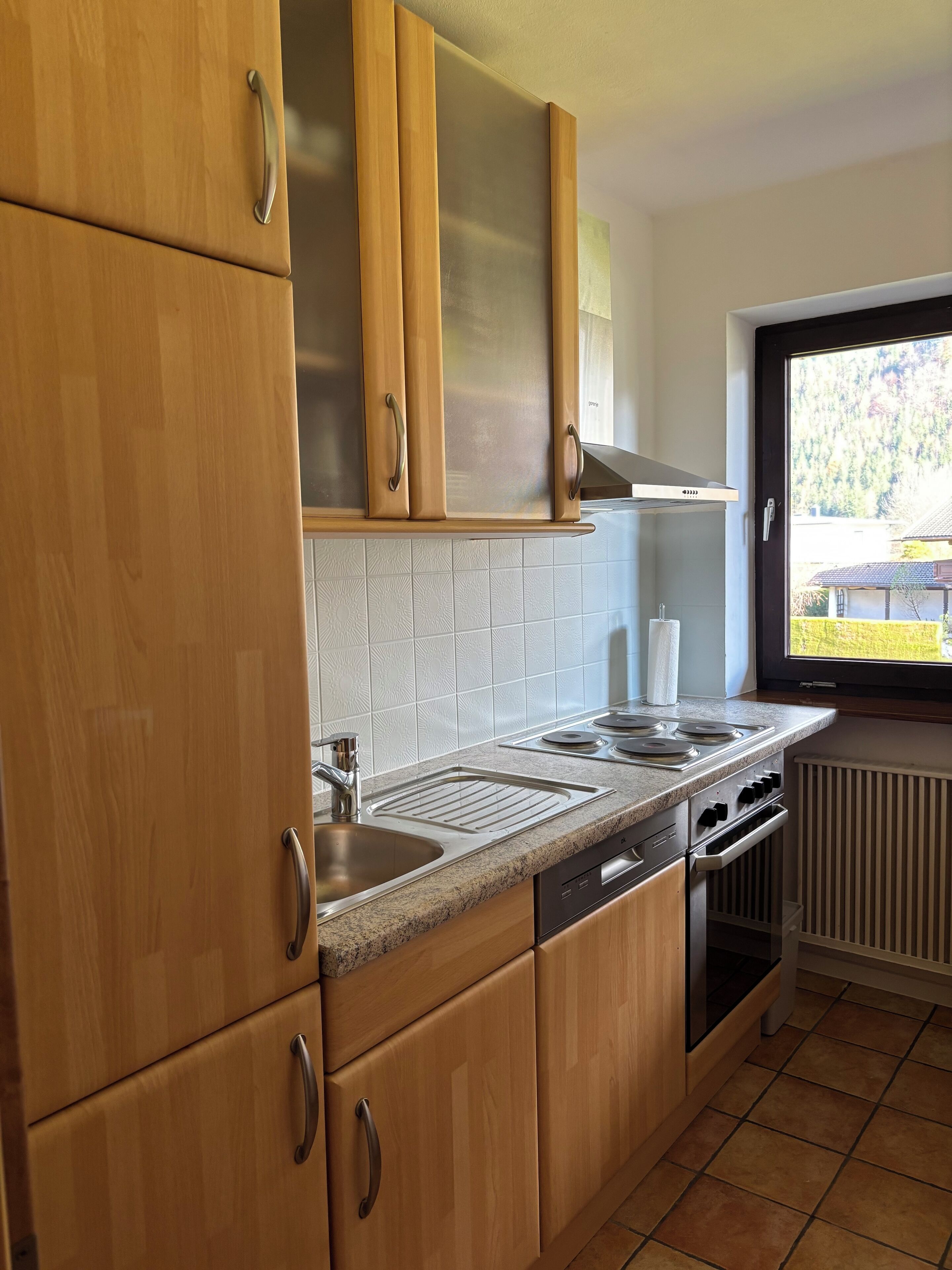 Fridge, oven, dishwasher, coffee/tea maker