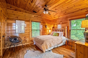 4 bedrooms, desk, free WiFi, bed sheets
