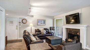 تلفزيون، مدفأة، مكتب