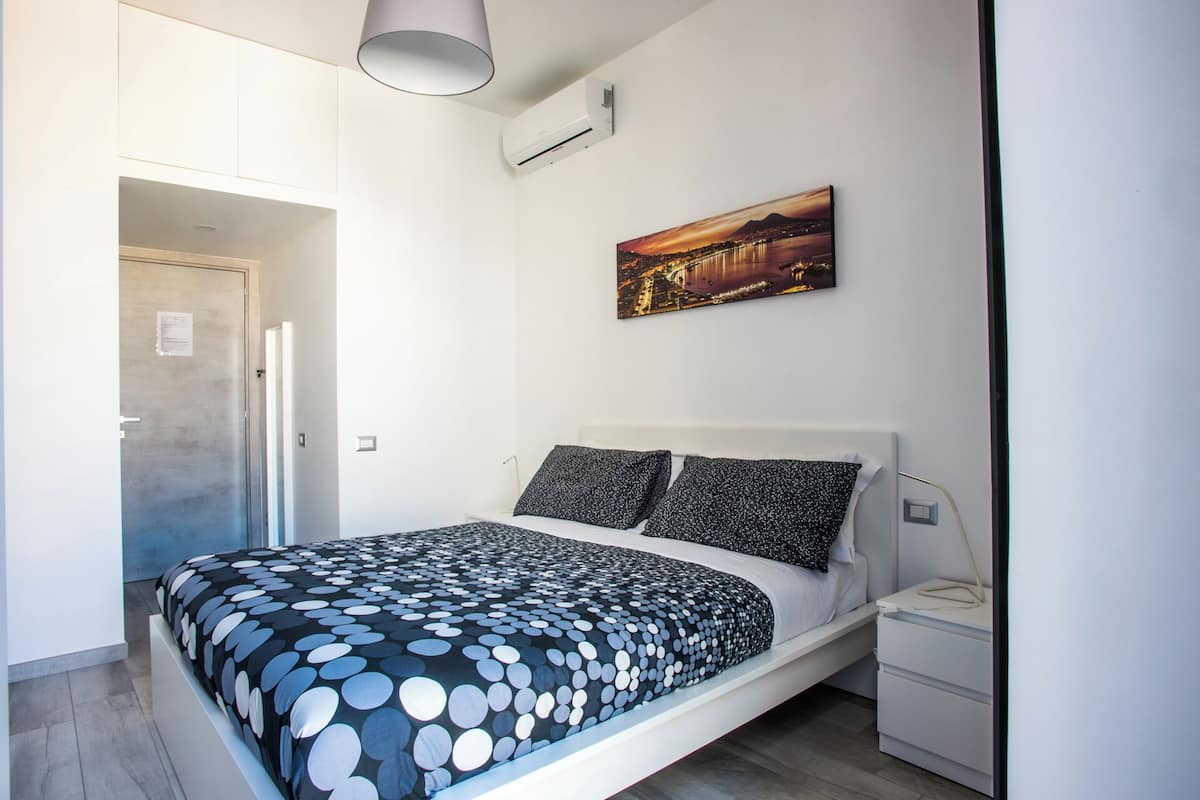 Classic Townhome, 1 Queen Bed, Balcony | Free WiFi