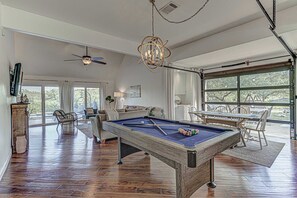 Téléviseur, jeux vidéo, livres, chaîne audio