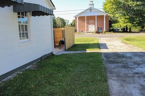 Property grounds - Corner Cottage - 2BR, Close to Lake, Restaurants! (Spring City)