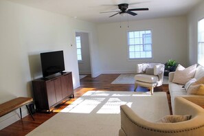 TV - Corner Cottage - 2BR, Close to Lake, Restaurants! (Spring City)