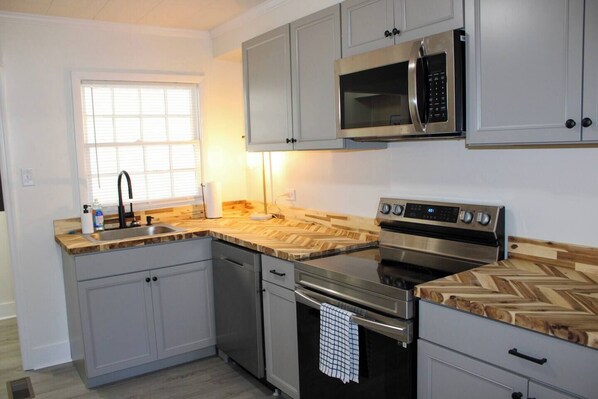 Fridge, microwave, oven, stovetop - Corner Cottage - 2BR, Close to Lake, Restaurants! (Spring City)