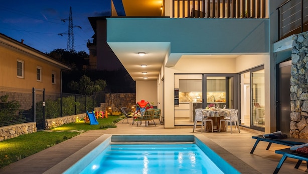A modern house with a swimming pool, a dining area, and a kitchen. - Vila SUNLIFE with pool&sauna by Villas Guide (Matulji)