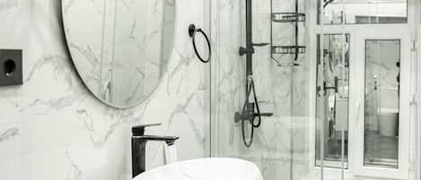 Articles de toilette gratuits, sĂšche-cheveux, chaussons